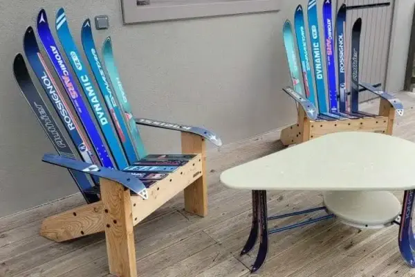 Du mobilier en skis